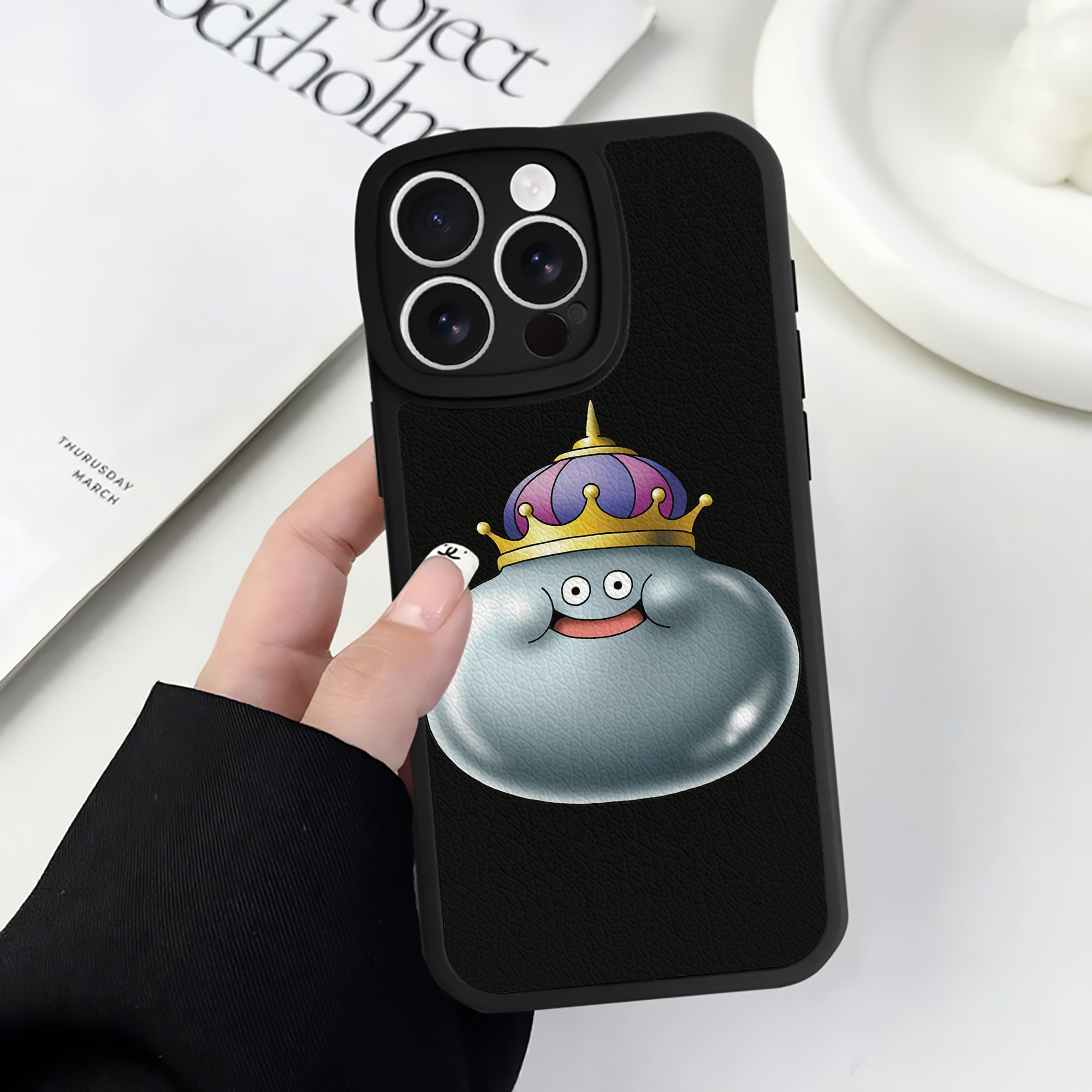 （画像用） ドラゴンクエスト Doragon Kuesuto Dragon Quest 【iPhone 16シリーズ対応】シリコンスマホケース（レザー調） 材質：シリコン
